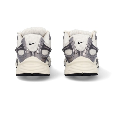 Par de sapatilhas desportivas Nike cinza e branco vistas de trás