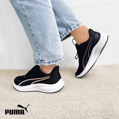 Ténis desportivos Puma pretos com sola branca e risca dourada nas laterais