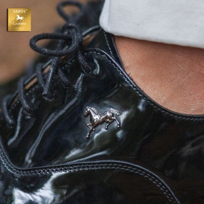 Sapato preto envernizado com emblema metálico de cavalo