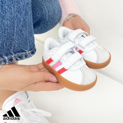 Ténis infantis Adidas branco com tiras de velcro e riscas coloridas