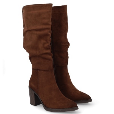 Botas castanhas de camurça com salto largo e cano médio