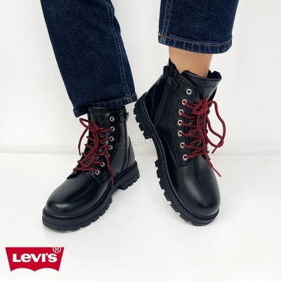Botas pretas de couro com atacadores vermelhos e logo Levi's.