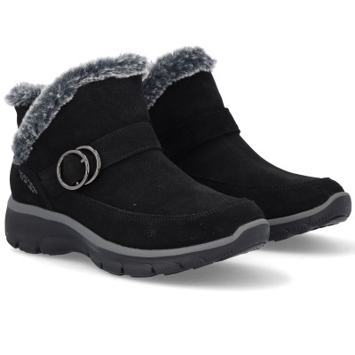 Botas pretas com pelo cinza e fivela metálica prateada