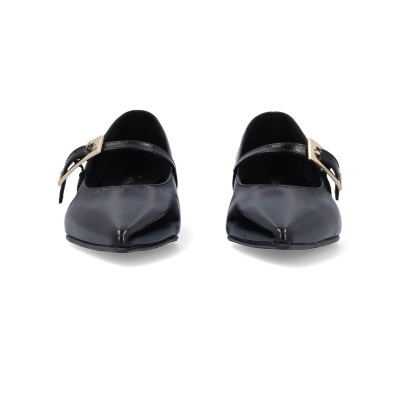 Par de sapatos Mary Jane pretos com fivela dourada