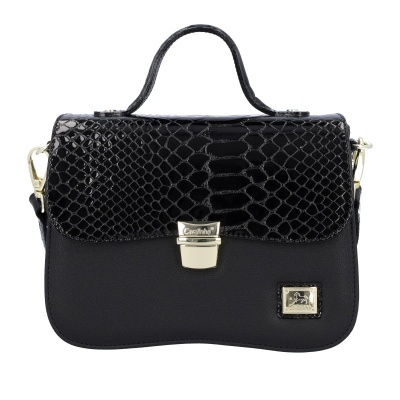 Mala preta com textura imitação pele de cobra e fecho metálico dourado