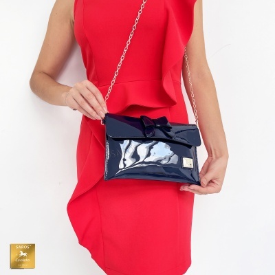 Mala pequena azul escuro em verniz com alça de corrente