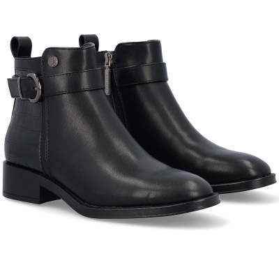 Botins pretos de pele com fivela e textura tipo crocodilo
