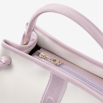 Mala de mão branca com alças e fecho lilás e cursor dourado