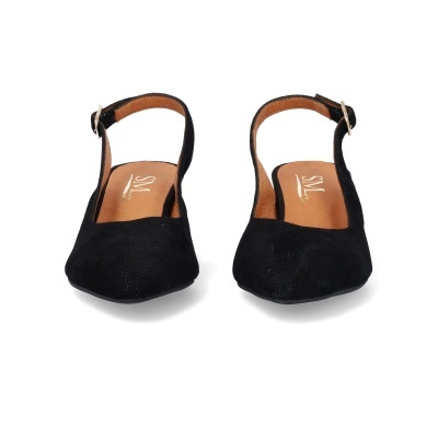 Sapatos slingback pretos femininos com salto médio e fivela.