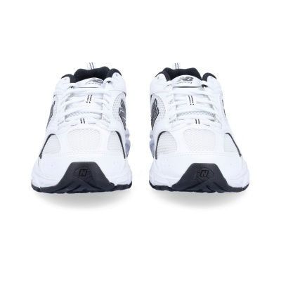 Sapatilhas New Balance brancas e pretas para corrida