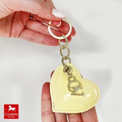 Chaveiro de coração amarelo brilhante com argola e corrente dourada
