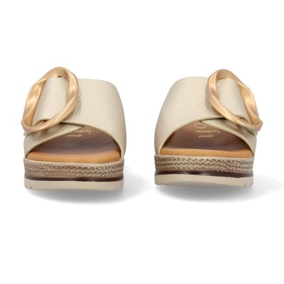 Sandálias femininas de cunha bege com fivela oval dourada vista frontal