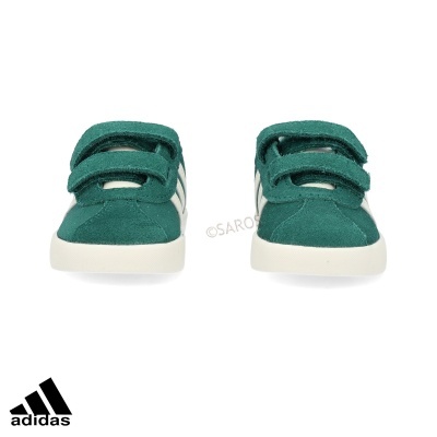 Par de sapatilhas Adidas verdes com solas brancas e fechos de velcro