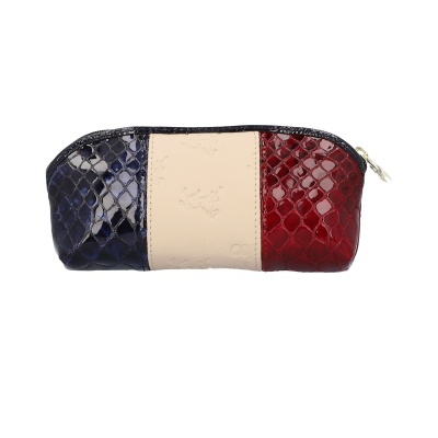 Bolsa pequena em azul, creme e vermelho com textura de pele de cobra e relevo de cavalos.