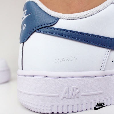 Sapatilha Nike Air branca com detalhes em azul e solado branco