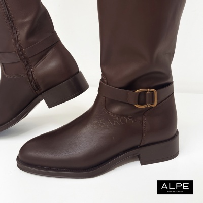 Botas femininas ALPE em pele castanha com fivela dourada