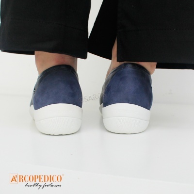 Par de sapatilhas azul escuro com sola branca visto de trás