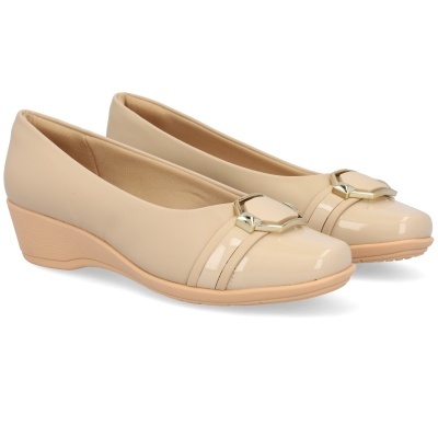 Sapatos de senhora bege com salto baixo e detalhe metálico
