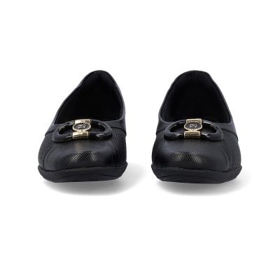 Sapatos femininos tipo bailarina pretos com detalhe dourado