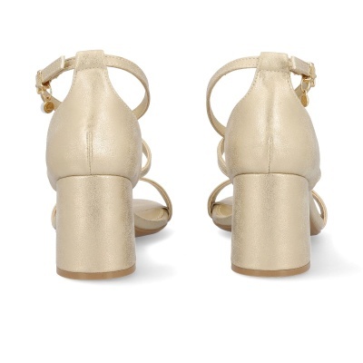 Sandálias douradas de salto médio grosso vistas de trás