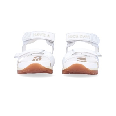 Sandálias brancas com texto 'HAVE A' e 'NICE DAY!' nas tiras, vista frontal