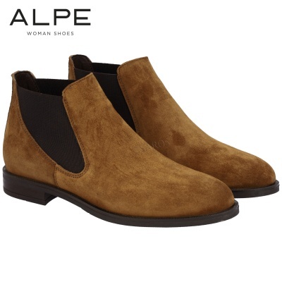 Botas castanhas de camurça com laterais pretas elásticas da marca ALPE