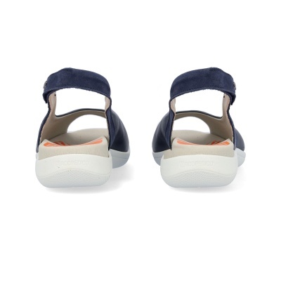 Sandálias azuis de sola branca vistas de trás