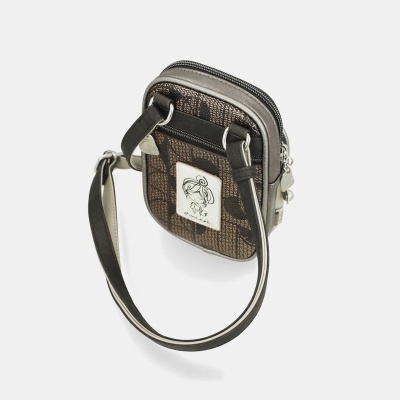 Mala pequena tiracolo castanha com detalhes em pele e bolso frontal com fecho