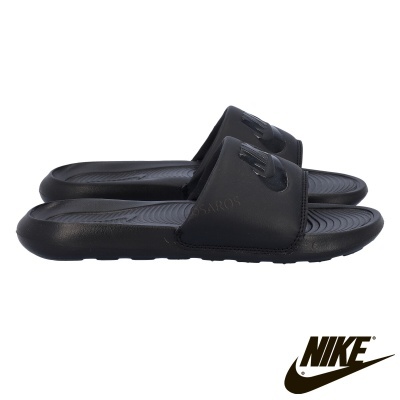 Chinelos Nike pretos com logótipo em relevo