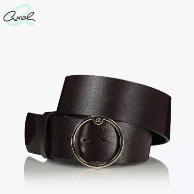 Cinto castanho escuro de pele com fivela redonda prateada