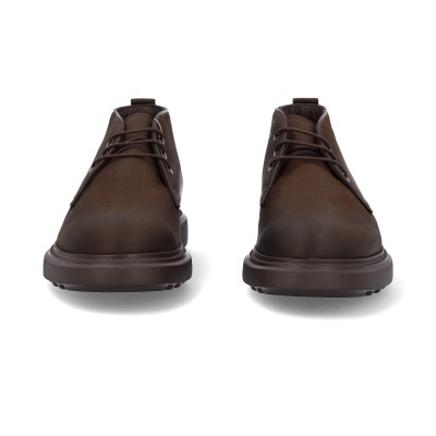 Par de botas castanhas escuras com atacadores em fundo branco