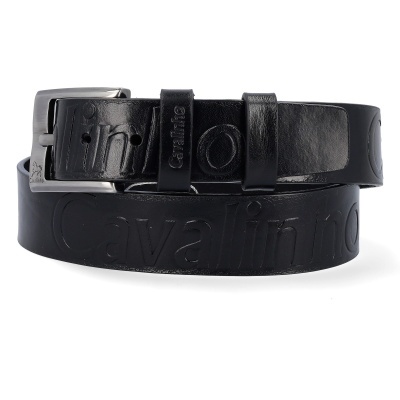 Cinto preto em couro com texto e fivela metálica