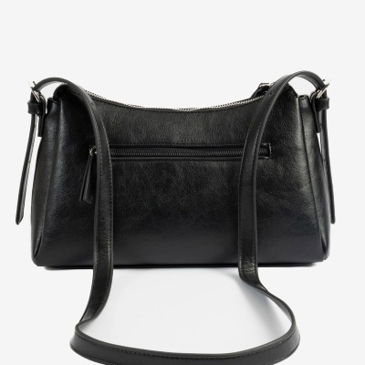 Mala de ombro preta em material tipo couro com fecho zipper