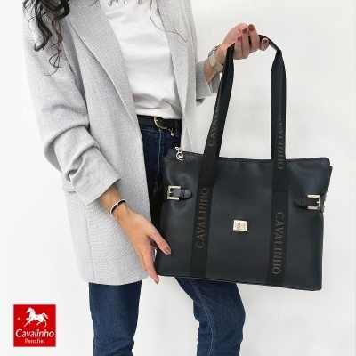 Mala preta de senhora em pele com alças de tecido e fechos dourados