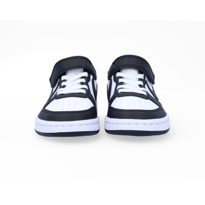 Par de sapatilhas infantis preto e branco com atacadores e tira de velcro