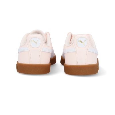 Ténis Puma rosa claro com sola castanha vistos de trás