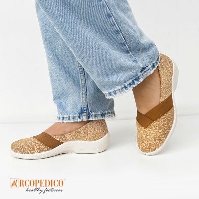 Sapatos femininos ARCOPEDICO castanhos com padrão branco e sola branca