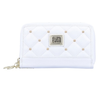 Carteira branca em pele matelassê com rebites dourados e placa metálica