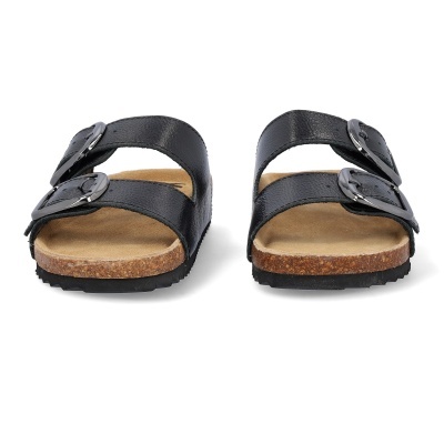 Sandálias masculinas pretas com duas tiras e fivelas sobre fundo branco