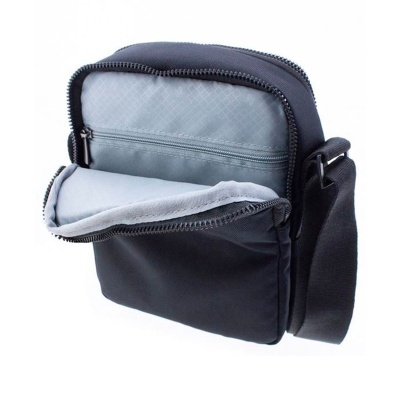 Bolsa de ombro preta com interior cinza aberto, mostrando bolso com fecho