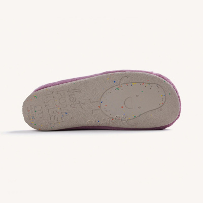 Sola antiderrapante de pantufa rosa com desenho de batata sorridente e texto marcas