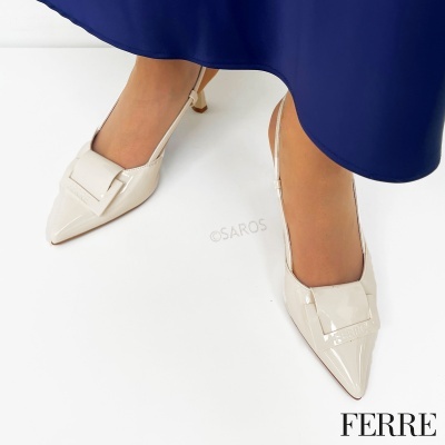 Sapatos de senhora brancos de verniz com salto baixo e fivela decorativa