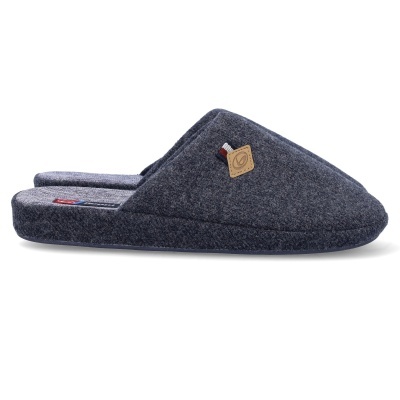 Chinelos fechados de tecido cinza escuro com etiqueta