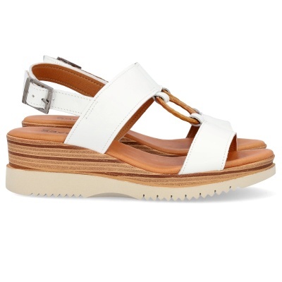 Sandálias brancas de couro com salto médio em camadas e fivela prateada