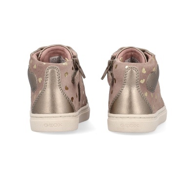 Sapatilhas infantis rosa com corações dourados e calcanhar metálico vistas de trás