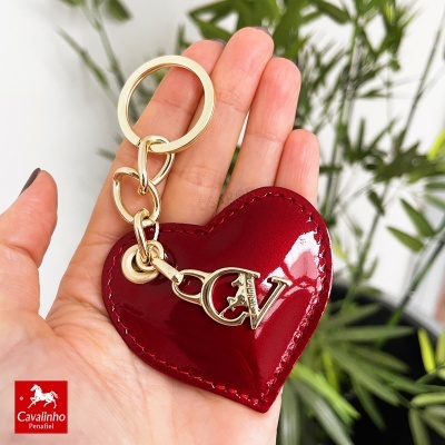 porta-chaves coração vermelho com letras douradas CV e aneis metálicos dourados