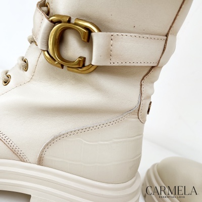 Bota creme para senhora com fivela dourada em forma de C