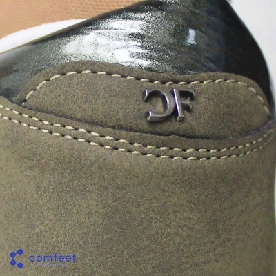 Detalhe traseiro de sapato camurça castanho claro com aplicação metálica DF e detalhe brilhante preto