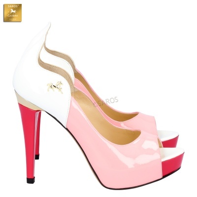 Sapatos de salto alto rosa e branco com salto vermelho e biqueira aberta