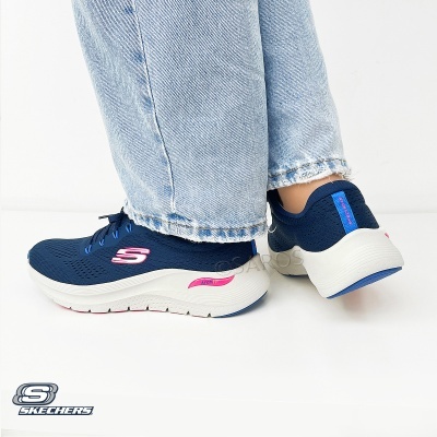 Ténis Skechers azul escuro com detalhes rosa e sola branca